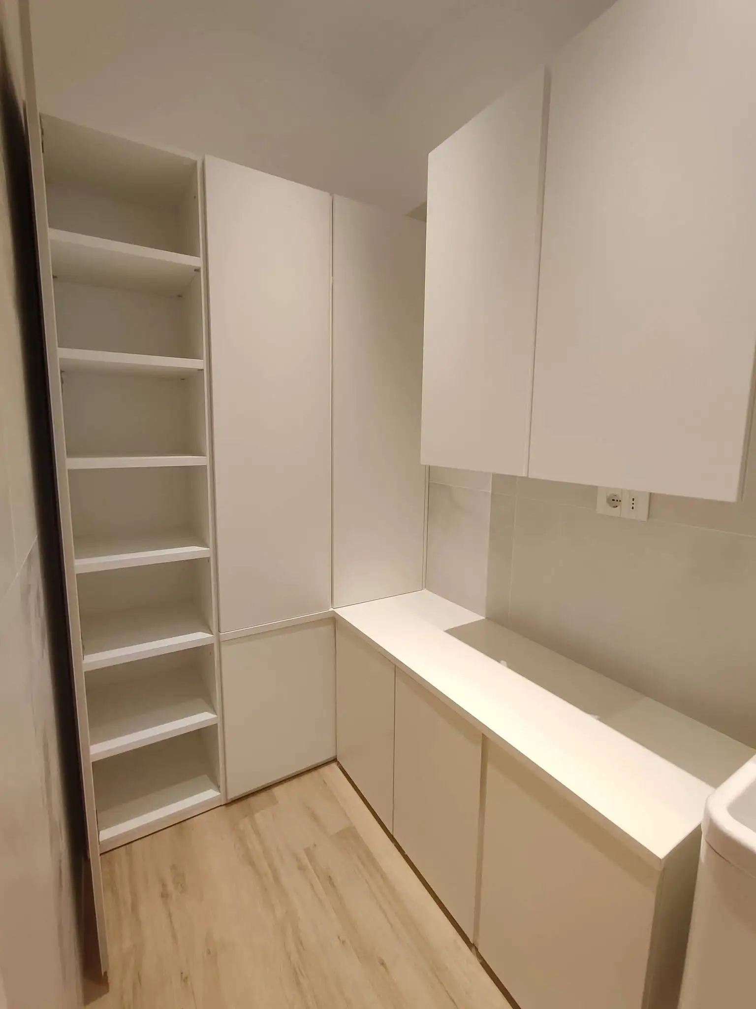 673983572 1552125790247525 2472435701700691052 N - Arredamento zona giorno, librerie e pareti attrezzate artigianali | Quattroper